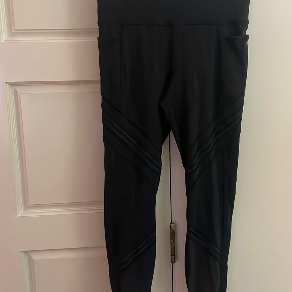 ATHLETA Size medium Womens Black Stretch Side Pocket Athletic Leggings